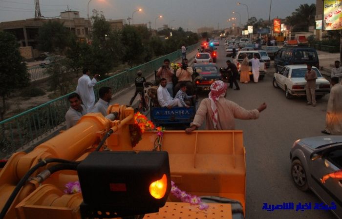 ااغرب زفة عرووسين !!!بجراافة الرمل.....كتير حلويين... Nasiriyah.org004